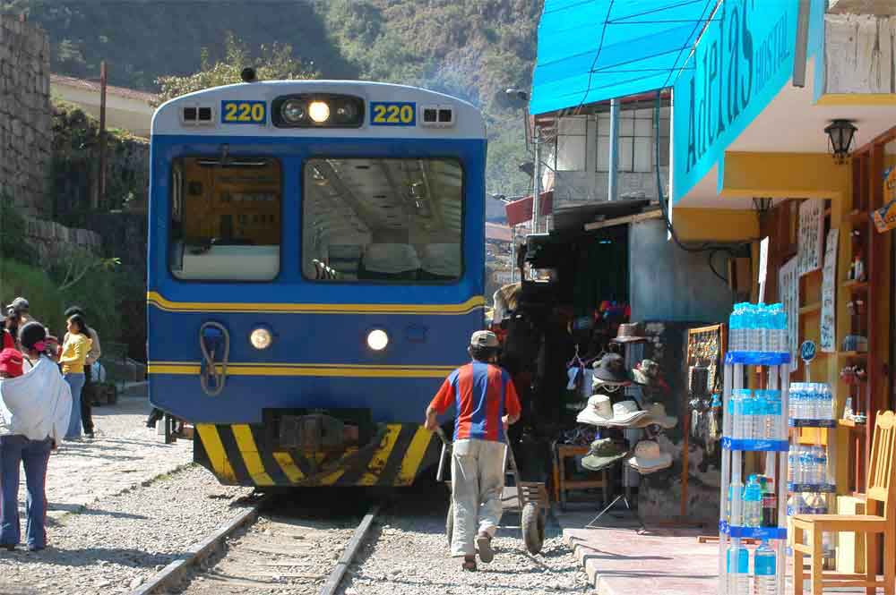 103 - Peru - Aguas Calientes, tren y tiendas